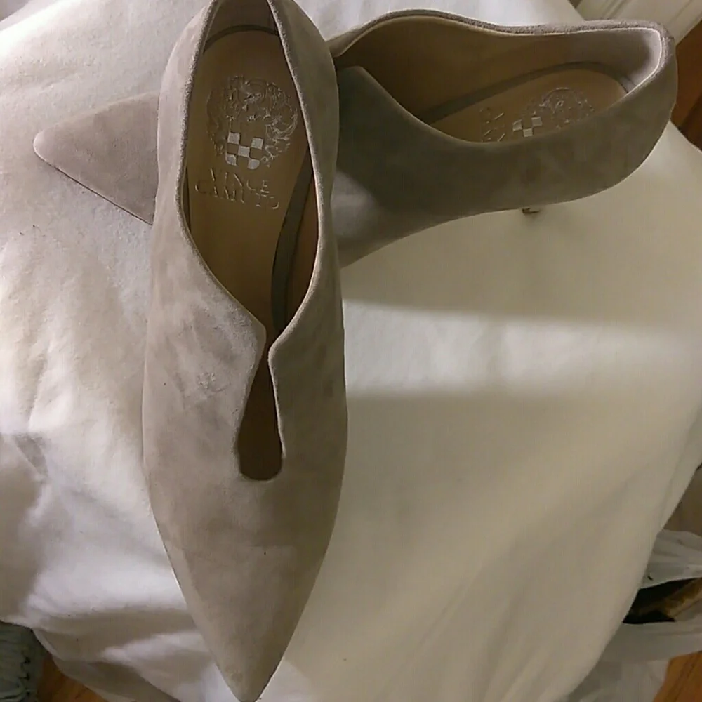 Vince Camuto ladies suede heels NWOT